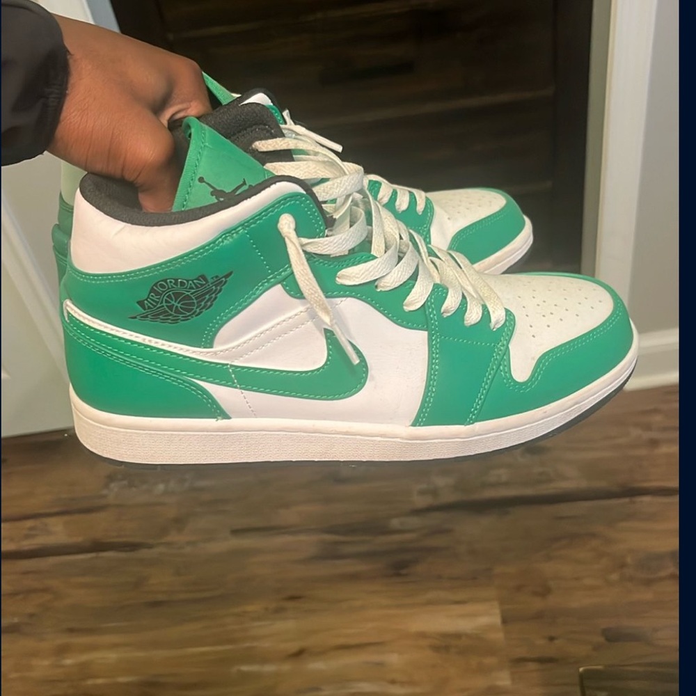 Nike Green and White Sneakers Classic Basketball Style
